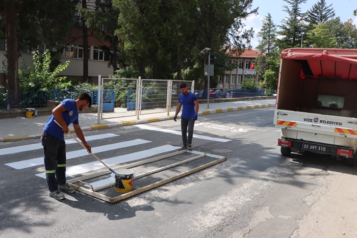 Vize Belediyesi Okul Önlerinde Yaya Geçitlerini Yeniliyor