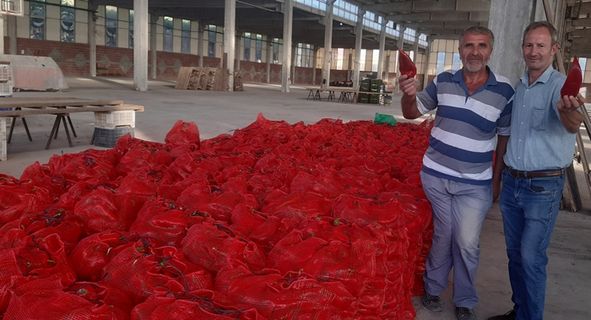 Salçalık biberler tezgahlarda yerini aldı