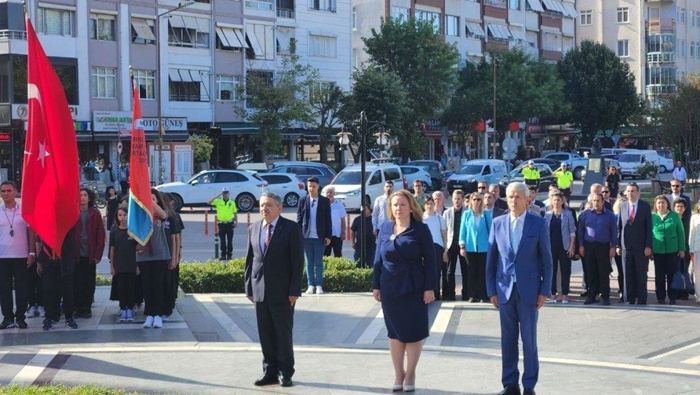 Kırklareli İl Milli Eğitim Müdürlüğü Atatürk Anıtına Çelenk Sundu