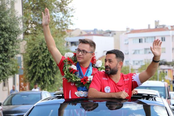 Down sendromlu rekortmen Avrupa şampiyonu Emirhan'a özel karşılama