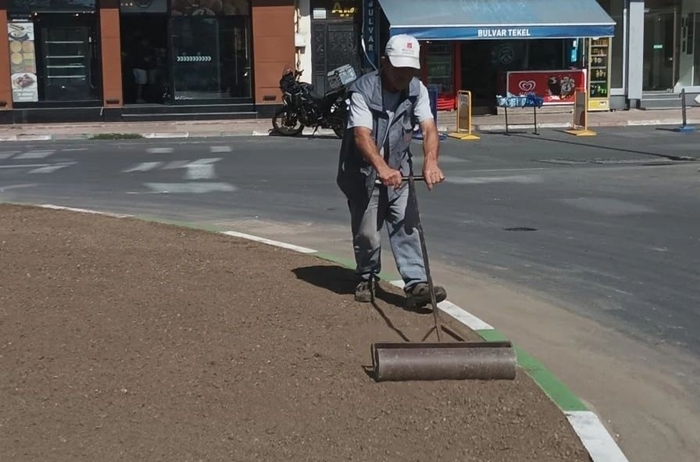 Kırklareli’nde Kavşak ve Refüjlerde Düzenleme Çalışmalarına Devam Ediyor