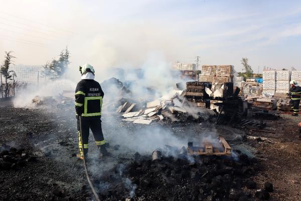 Edirne'de nalbur deposunda çıkan yangın tarlalara da sıçradı
