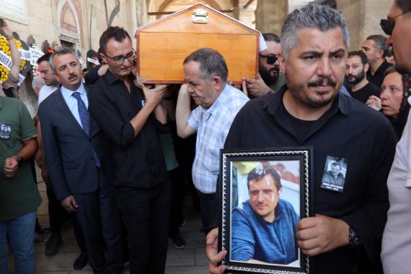 Bisikletle taksinin açılan kapısına çarpan gazeteci Söylemez, toprağa verildi