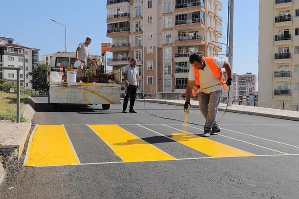 Belediyeden yaya yolu çizgi çalışması