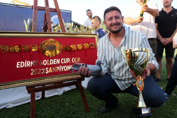 Posta güvercini yarışmasında, 1'inci olan güvercin sahibine altın kemer kazandırdı