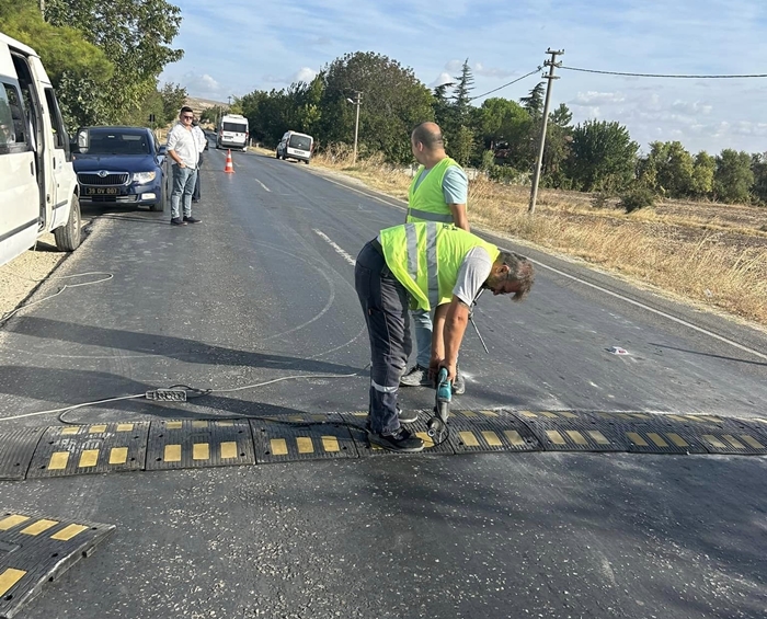 Kaynarca’da Ana Asfalt Yola 3 Adet Kasis Yapıldı