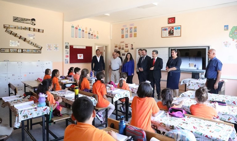Vali Ekici Alpullu Şeker İlkokulu'nda Öğretmen ve Öğrenciler ile Bir Araya Geldi