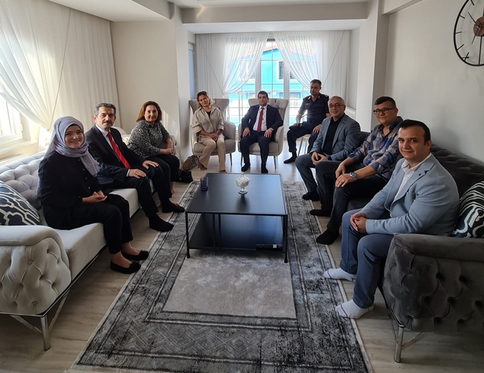 Vali ve Eşinden Koruyucu Aileye Ziyaret