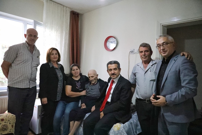 Vali Ekici’den Yaşlılar Gününde Asırlık Çınar’a Ziyaret