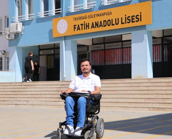 Kaza sonrası bırakmak zorunda kaldığı liseye, tekerlekli sandalye ile öğretmen döndü