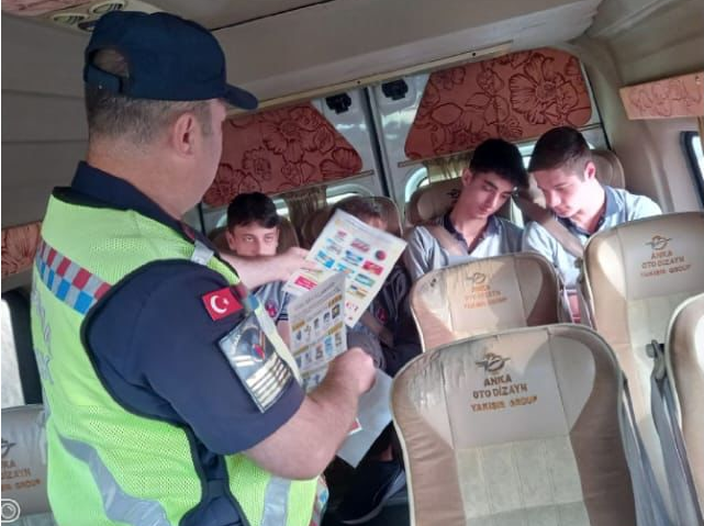 Trafik Jandarması Öğrencilere ve Sürücülere Trafik Bilinci Aşıladı
