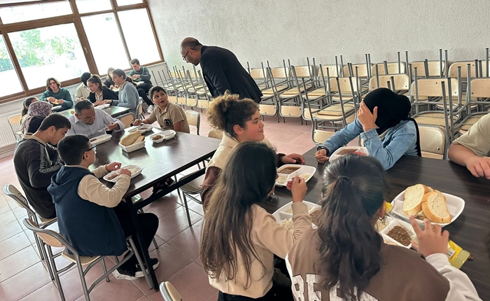 Taşımalı Öğrencilerle Öğle Yemeğinde Bir Araya Geldiler