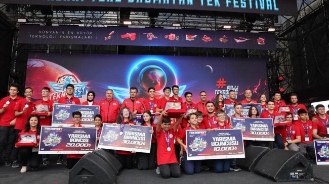 728 ortaokul takımı arasından birincilik kürsüsüne çıktılar