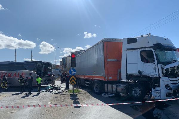 Tekirdağ'da, yolcu otobüsü ile TIR çarpıştı: 3 yaralı