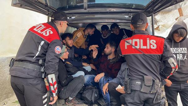Sürücünün terk ettiği minibüste 23 kaçak göçmen yakalandı