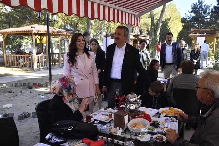 Vali Sezer ve Eşi Çocuklarla Keyifli Anlar Yaşadılar