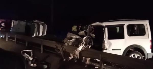 Ters şeride giren minibüs ile hafif ticari araç çarpıştı; 1 ölü, 1 yaralı