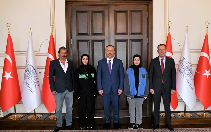Liselerarası Karikatür Yarışmasında Dereceye Giren Öğrenciden Vali Soytürk'e Ziyaret