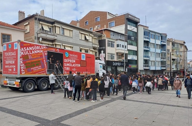 Tekirdağ Büyükşehir Belediyesi Deprem Tırı Türkiye Yollarında