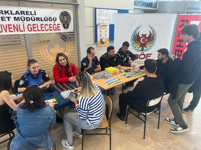 Emniyetten Üniversitede Bilgilendirme Standı