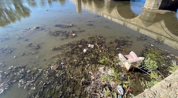 Tunca Nehri'nde su seviyesi azaldı, atılan çöpler ortaya çıktı
