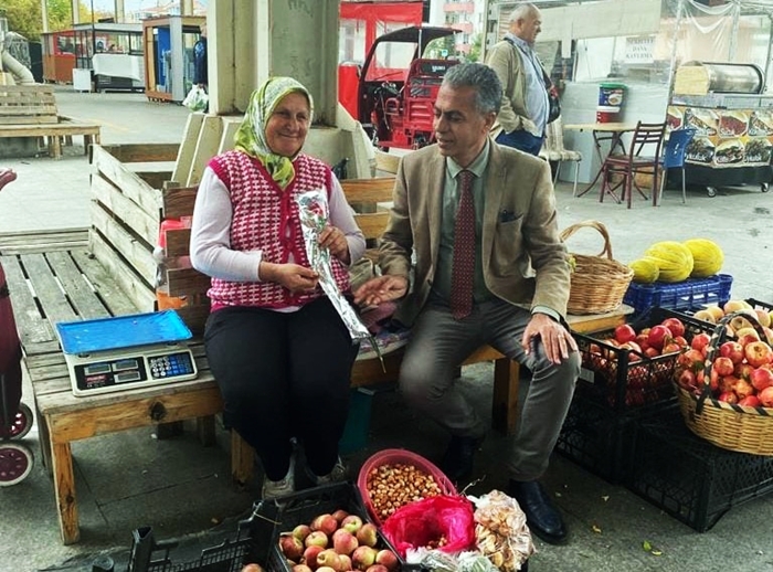 100 Üretici Kadın Çiftçiye 100 Çiçek