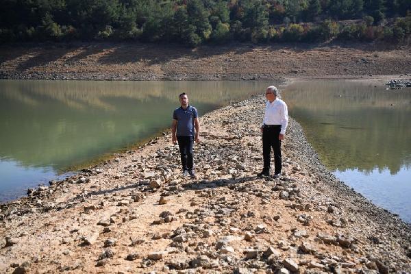 Su seviyesi azaldı; belediye başkanı barajın ortasına yürüyüp, çağrı yaptı