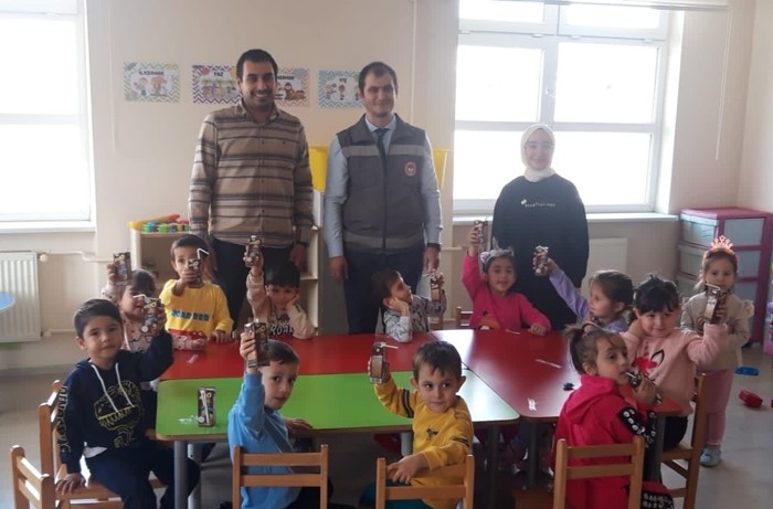 Anaokulu Öğrencilerine Süt Dağıtarak Dünya Gıda Gününün Önemine Dikkat Çektiler