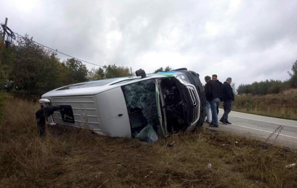 Tekirdağ'da yolcu minibüsü devrildi: 16 yaralı