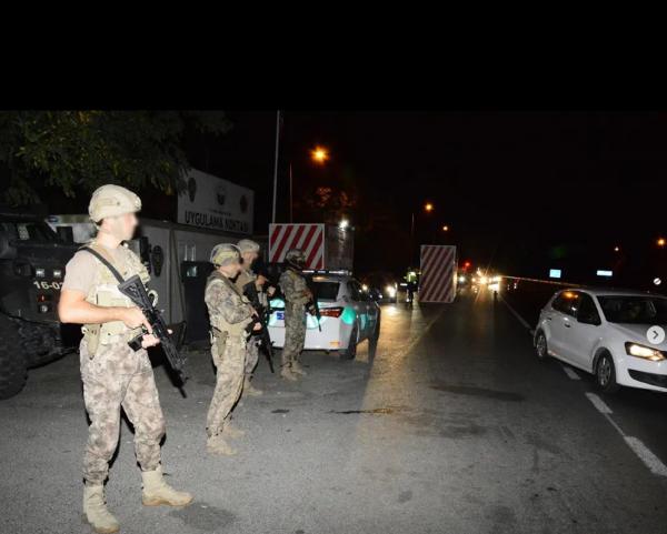 Kargo şirketine ait görünümlü kamyonda 58 kaçak göçmen yakalandı