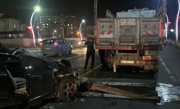 Tekirdağ'da kamyona çarpan otomobildeki 4 kişi yaralandı