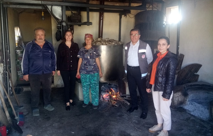Doğanca Köyünde Şekerpancarından Pekmez Üretimini İncelediler