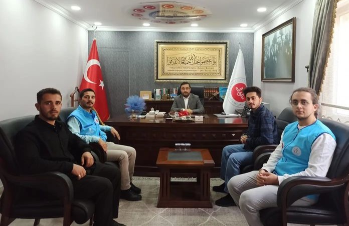Üniversiteli Gençlerden Müftü Eviş'e Zemzem Suyu ve Hurma İkramı