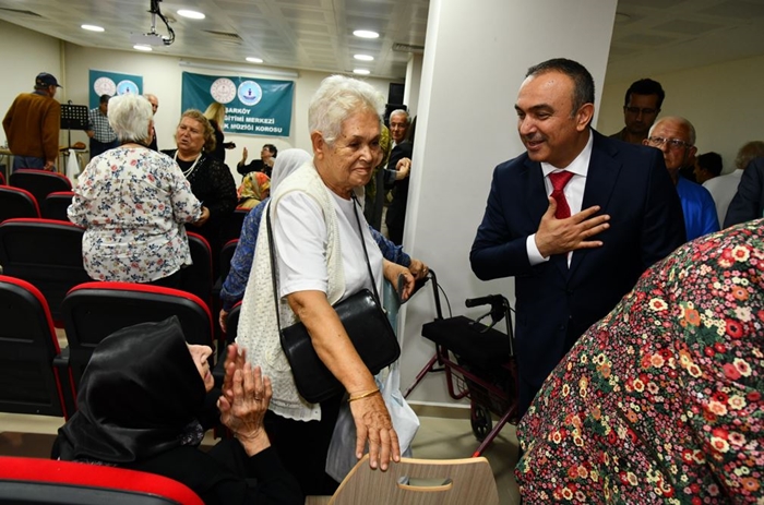Vali Soytürk ve Eşinden Huzurevi Ziyareti