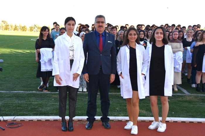 Tıp Fakültesi Öğrencileri Beyaz Önlüklerini Giydi