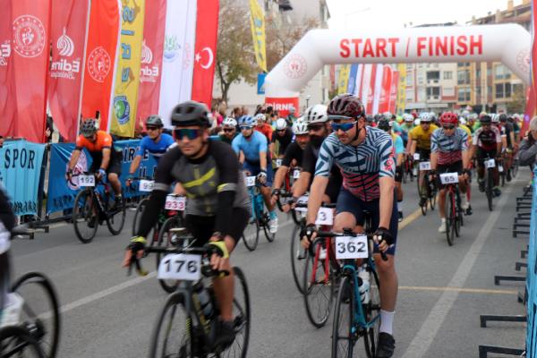 Edirne'de 'Cumhuriyet Kupası Bisiklet Yol Yarışı' yapıldı