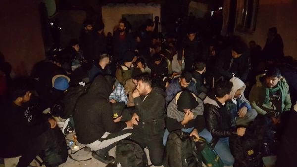 Edirne'de evin bahçesi ve içinde 100 kaçak göçmen yakalandı