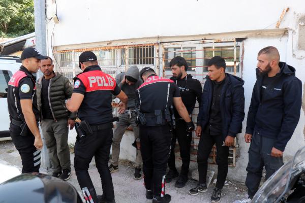 Polisten kaçtıkları araç duvara çarptı; 5 göçmen yakalandı