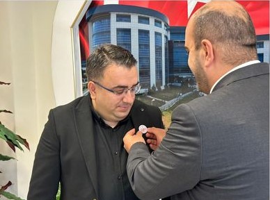 Sağlık Personeline Cumhuriyetin 100. Yılı Anısına Rozet