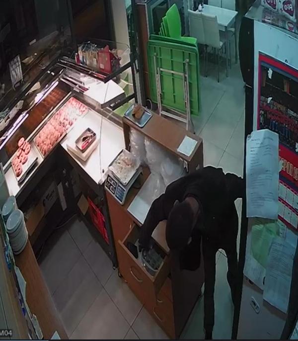 Kasadan para çalarken, iş yeri sahibinin başına tepsi ile vurduğu şüpheli, bu kez telefon çaldı