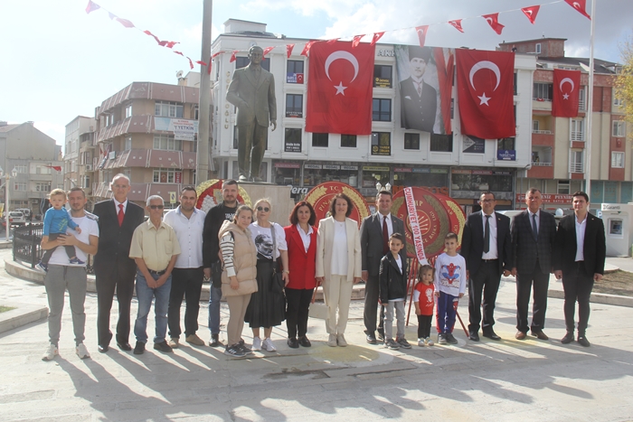 CHP Pınarhisar Atatürk Anıtına Çelenk Sundu