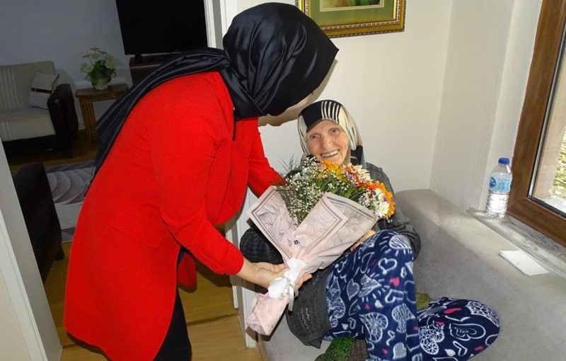Kaymakam Çanakcıoğlu'ndan 103 Yaşındaki Asırlık Çınara Ziyaret