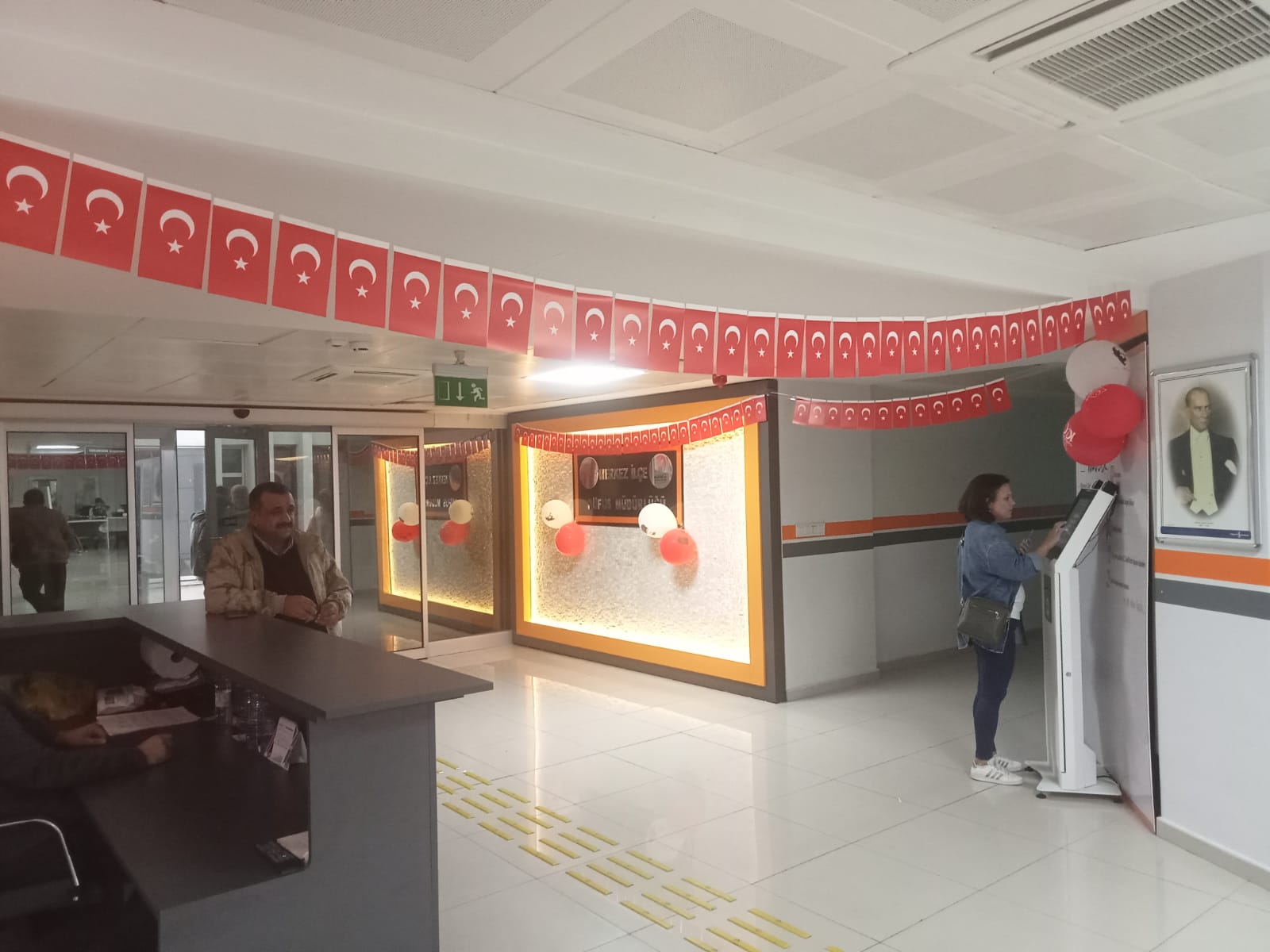 Nüfus Müdürlüğü Türk Bayraklarıyla Renklendi