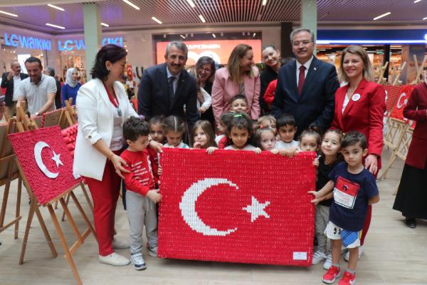 Anaokulu öğrencilerinden, geri dönüşüm malzemeleriyle 100 Türk bayrağı