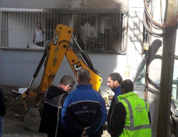 Patlayan borudaki doğal gaz alev aldı, binada yangın çıktı