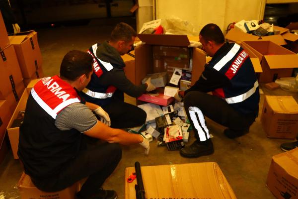 Kapıkule'de durdurulan TIR'da çok sayıda gümrük kaçağı elektronik alet ele geçirildi