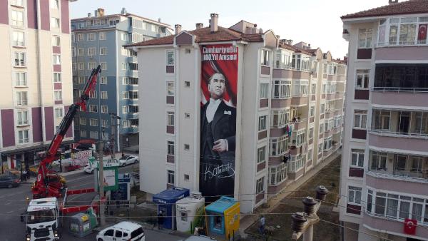 100'üncü yılı anısına, apartman duvarına 15 metrelik Atatürk portresi yaptırdılar