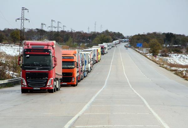 Balkanlar'da yollar kardan kapandı; Hamzabeyli'de 20 kilometre TIR kuyruğu