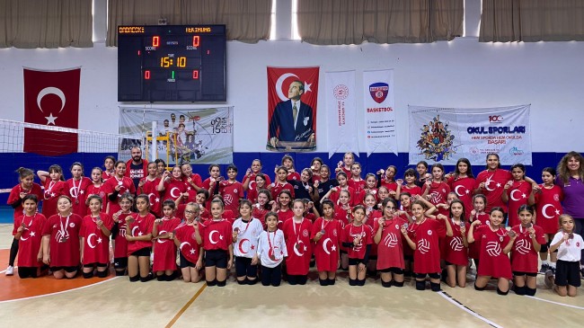 Babaeski'de 101. Yıl Kutlamalarında Mini Voleybol Şenliği Coşkusu