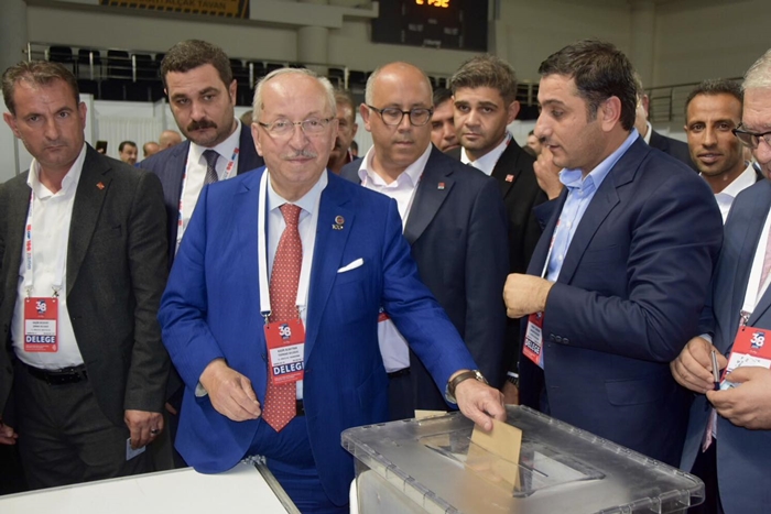 Başkan Albayrak, Özgür Özel'in Genel Başkan Seçilmesini Tebrik Etti